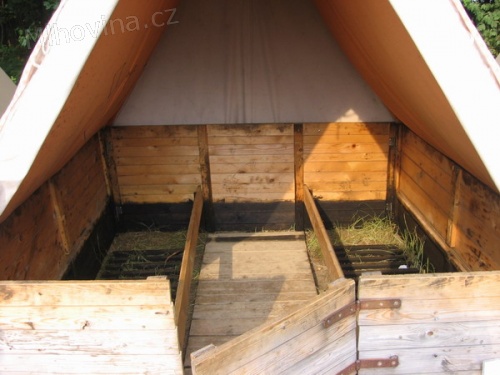 Táborové podsadové stany