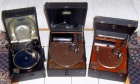Tři starožitné gramofony na kliku, plně funkční